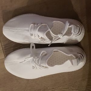 Womens tennis shoes